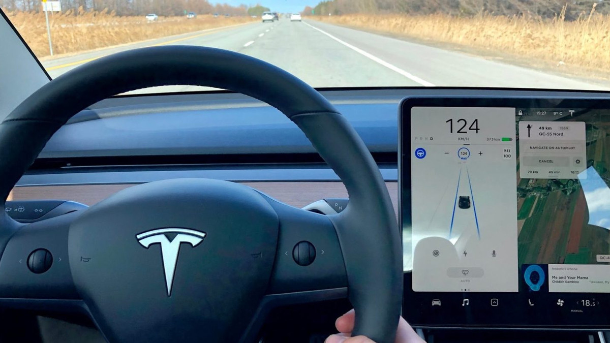 Автопілот Tesla переплутав дитину з дорожнім конусом: відео - фото 1