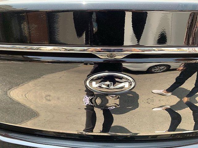 З'явилися фото автомобіля Kia з новим логотипом - фото 374803