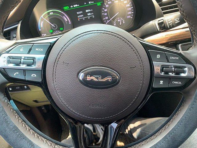 З'явилися фото автомобіля Kia з новим логотипом - фото 374806