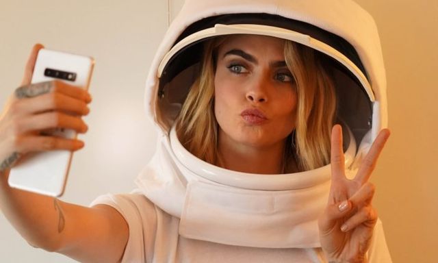 Жінки роблять менше селфі, ніж чоловіки - фото 375071