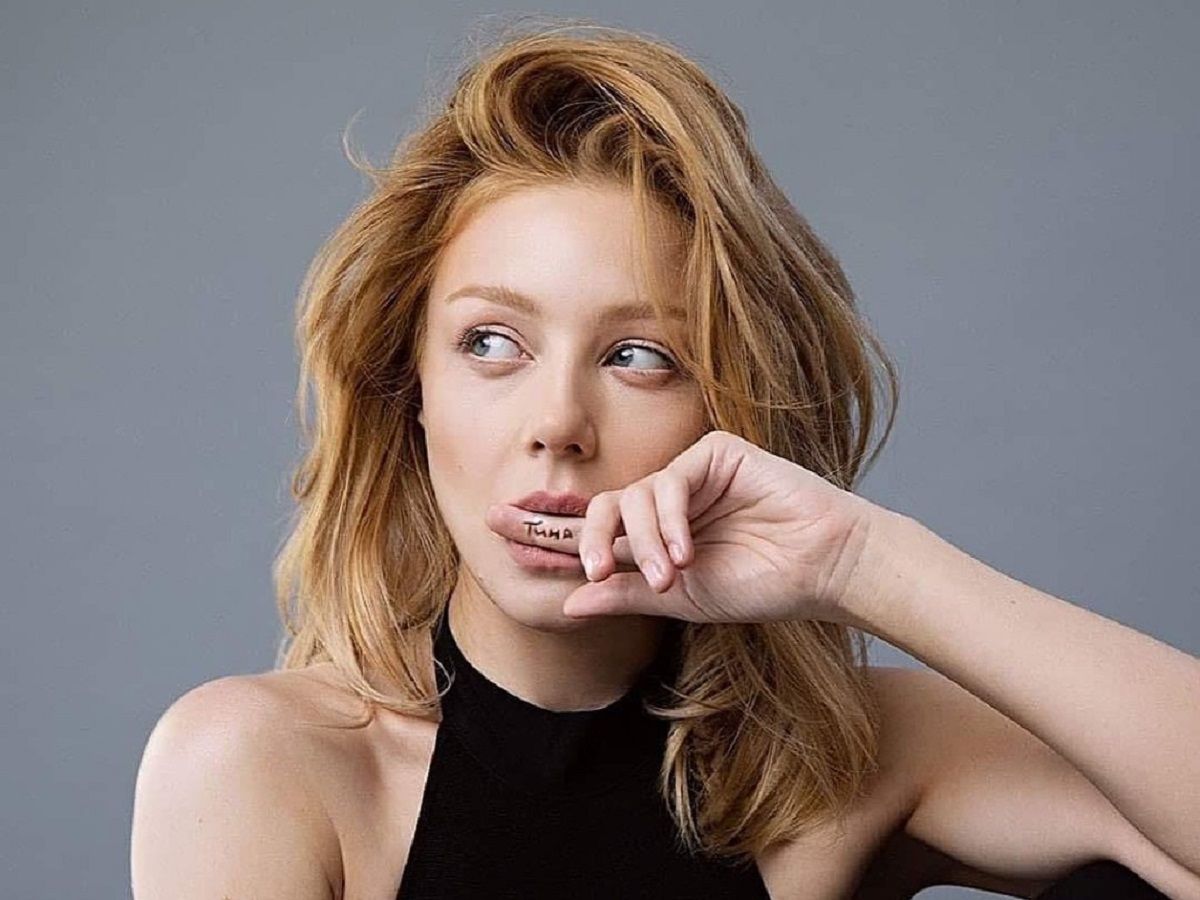 Тіна Кароль в обтислій чорній сукні з розкішним декольте - фото 1