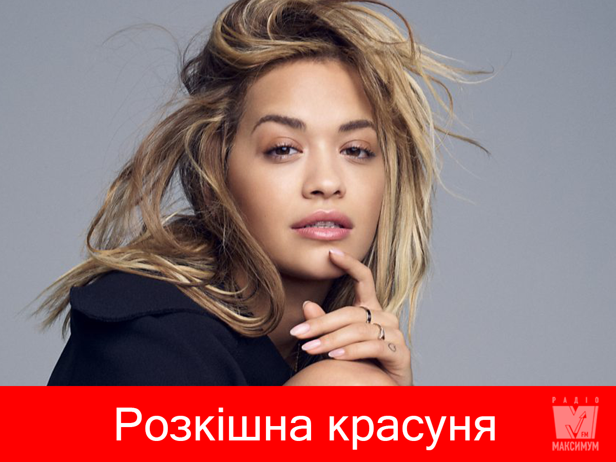 Без макіяжу та в крихітному купальнику: Ріта Ора розбурхала гарячими фото