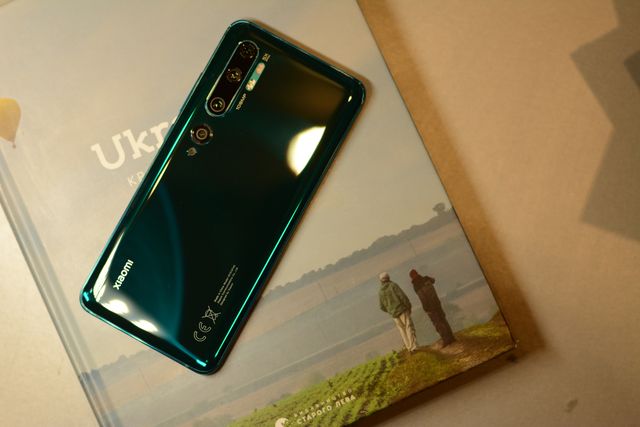 Позаду на нас дивляться п'ять модулів основної камери - фото 375336