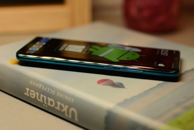 Права грань традиційно з качелькою гучності та кнопкою живлення - фото 375337