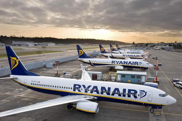 Ryanair не задовольняє половину пасажирів - фото 375486