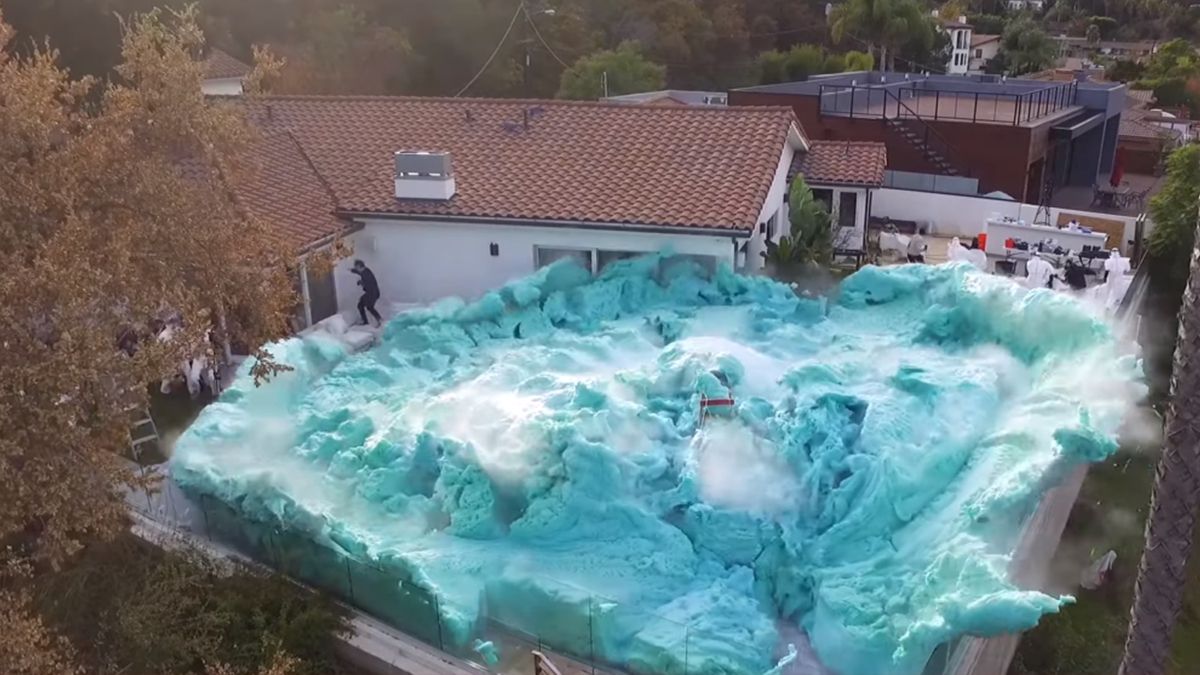 Блогер заради рекорду затопив двір будинку піною: вражаючі кадри