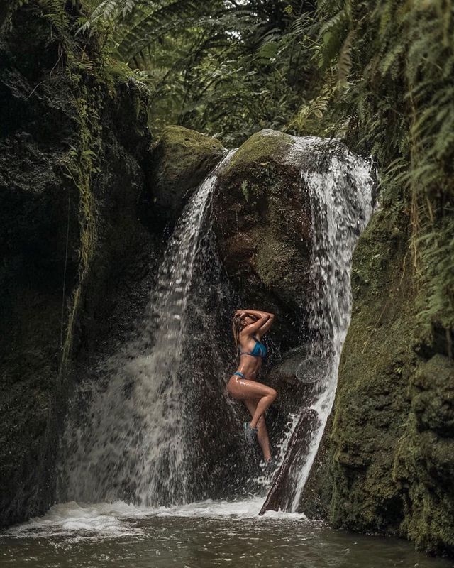 Спокуслива гравець у покер показала нові фото без одягу - фото 375586