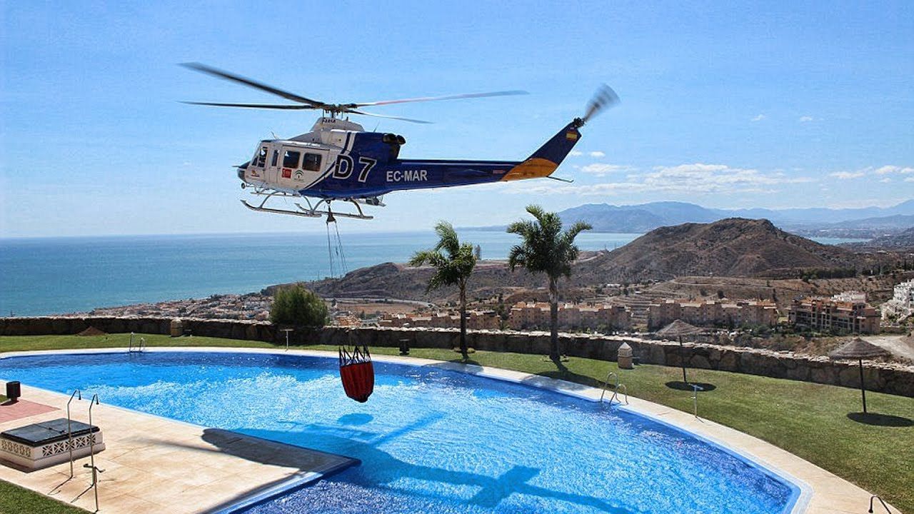 У TikTok показали на відео, як австралійські пожежні беруть воду з басейнів жителів