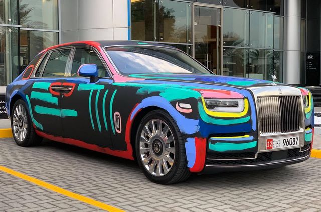 Новий Rolls-Royce Phantom розфарбували графіті: яскраві фото - фото 375665