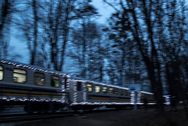 Полярний експрес: у мережі показали атмосферні кадри з дитячої залізниці у Києві - фото 375680