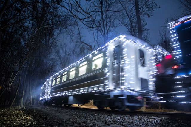 Полярний експрес: у мережі показали атмосферні кадри з дитячої залізниці у Києві - фото 375683