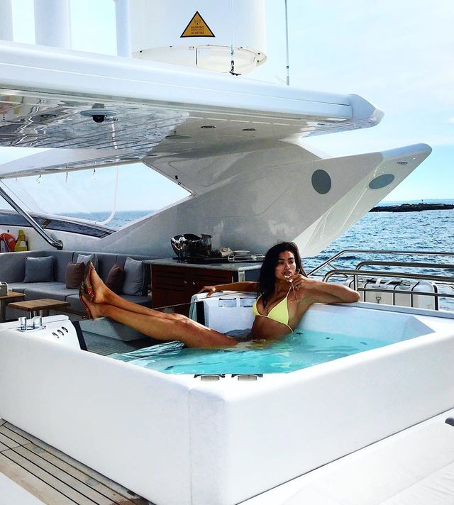 Надто сексуально: модель Victoria's Secret у купальнику - фото 375729