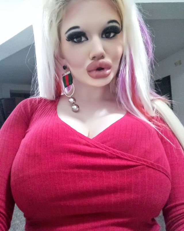 Болгарська студентка зробити десяток операції, щоб стати Барбі - фото 375746