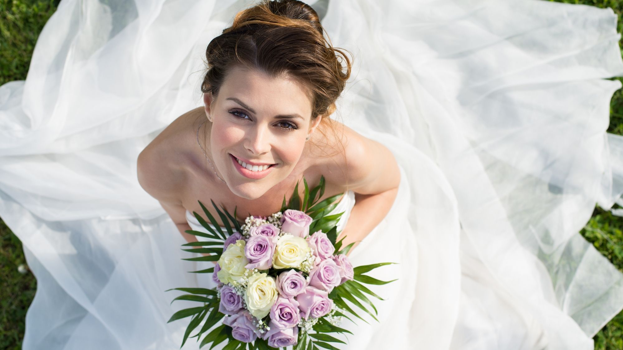 Мережу шокувала наречена у вульгарному вбранні з екстремальним декольте: фотофакт