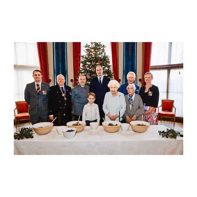 Готують всі: Єлизавета ІІ з сином, внуком і правнуком взялися за різдвяний пудинг - фото 375780