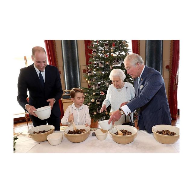 Готують всі: Єлизавета ІІ з сином, внуком і правнуком взялися за різдвяний пудинг - фото 375781