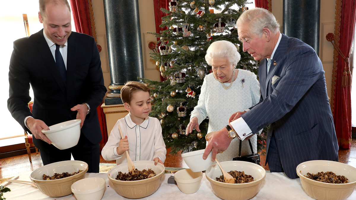 Дивіться, як чотири покоління королівської сім'ї готують пудинг - фото 1