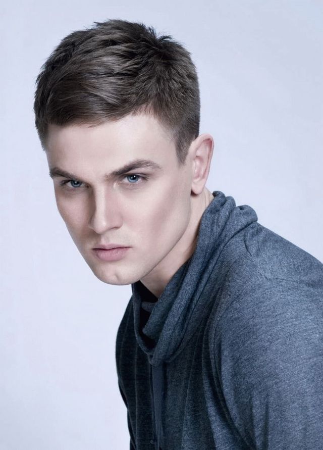 Чоловічі стрижки 2020: модні ідеї і зачіски для чоловіків у фото - фото 375826