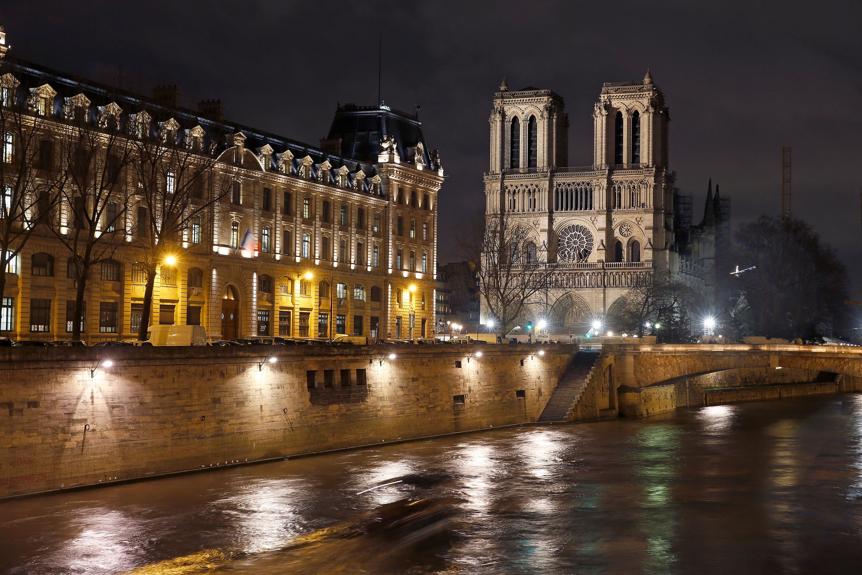 Уперше за 200 років у Нотр-Дамі не буде різдвяної меси