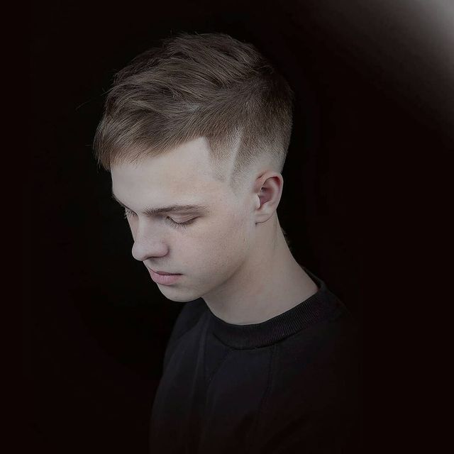 Чоловічі стрижки 2020: модні ідеї і зачіски для чоловіків у фото - фото 375848