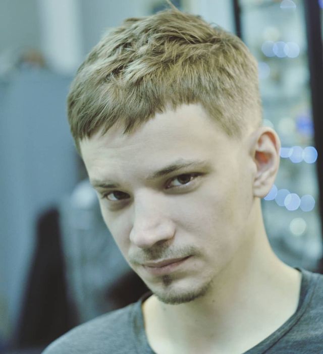 Чоловічі стрижки 2020: модні ідеї і зачіски для чоловіків у фото - фото 375850