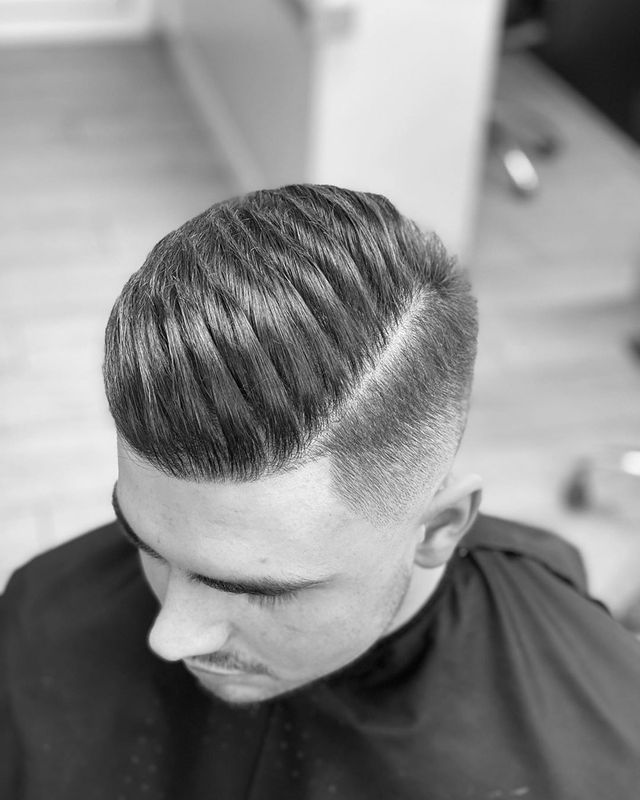 Чоловічі стрижки 2020: модні ідеї і зачіски для чоловіків у фото - фото 375851