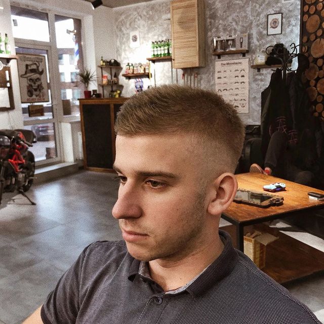 Чоловічі стрижки 2020: модні ідеї і зачіски для чоловіків у фото - фото 375855