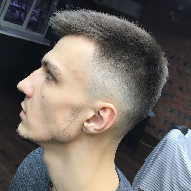 Чоловічі стрижки 2020: модні ідеї і зачіски для чоловіків у фото - фото 375856