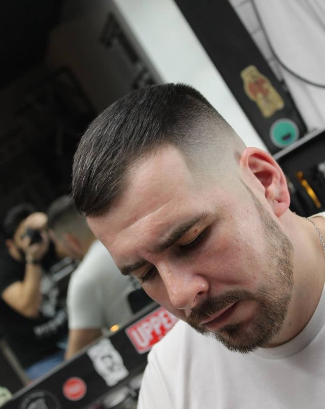 Чоловічі стрижки 2020: модні ідеї і зачіски для чоловіків у фото - фото 375859