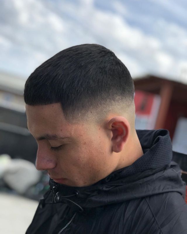 Чоловічі стрижки 2020: модні ідеї і зачіски для чоловіків у фото - фото 375864