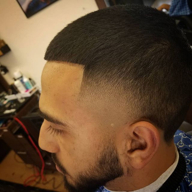 Чоловічі стрижки 2020: модні ідеї і зачіски для чоловіків у фото - фото 375866