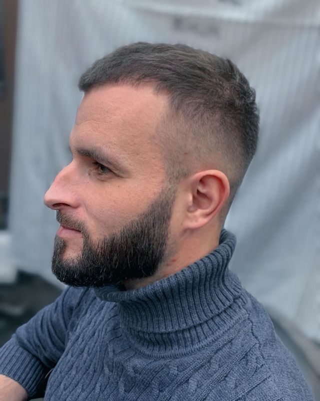 Чоловічі стрижки 2020: модні ідеї і зачіски для чоловіків у фото - фото 375869