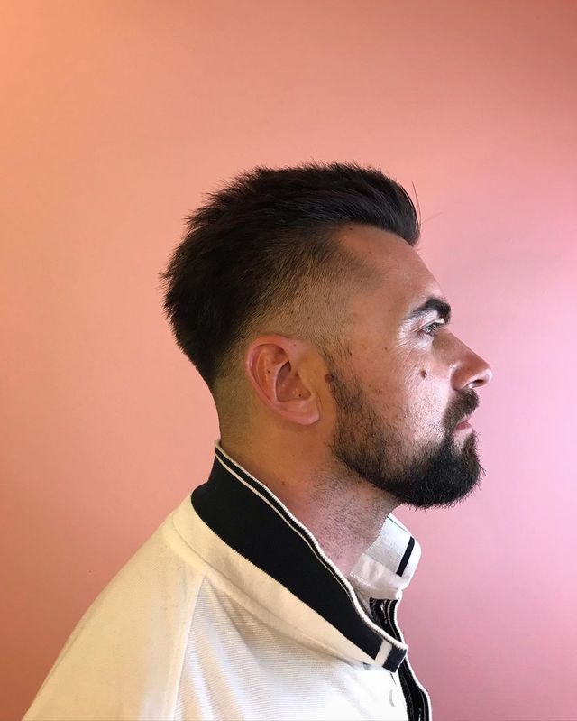 Чоловічі стрижки 2020: модні ідеї і зачіски для чоловіків у фото - фото 375874