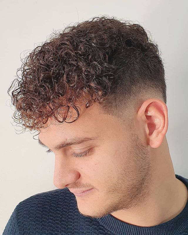 Чоловічі стрижки 2020: модні ідеї і зачіски для чоловіків у фото - фото 375876