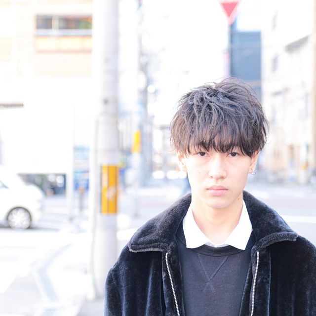 Чоловічі стрижки 2020: модні ідеї і зачіски для чоловіків у фото - фото 375878