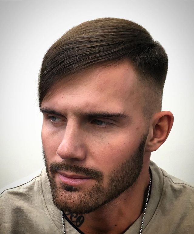 Чоловічі стрижки 2020: модні ідеї і зачіски для чоловіків у фото - фото 375883