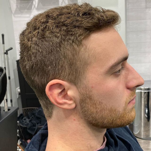 Чоловічі стрижки 2020: модні ідеї і зачіски для чоловіків у фото - фото 375884