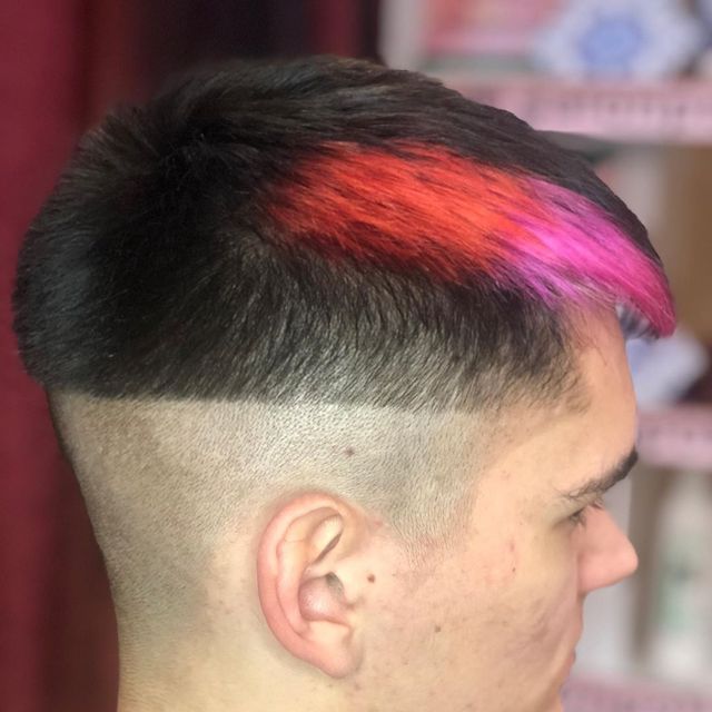 Чоловічі стрижки 2020: модні ідеї і зачіски для чоловіків у фото - фото 375885