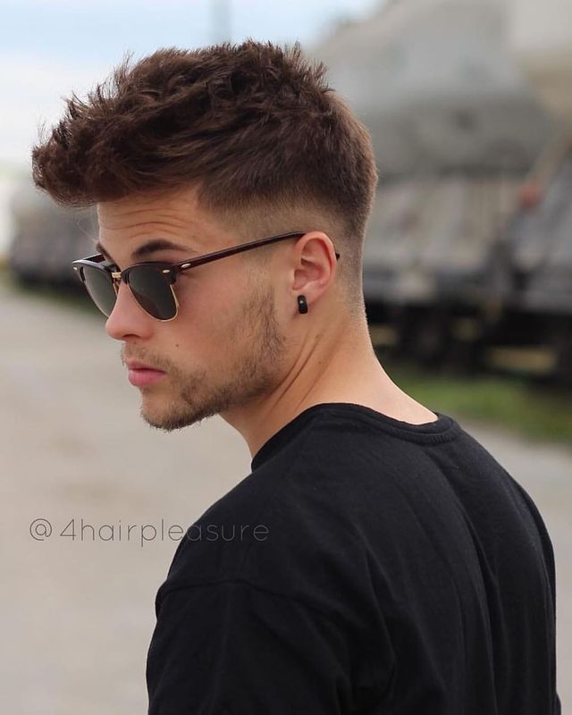 Чоловічі стрижки 2020: модні ідеї і зачіски для чоловіків у фото - фото 375893