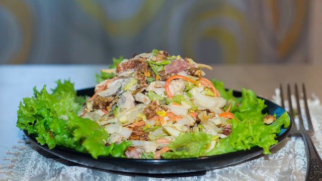 Легкі салати на Новий рік 2025: смачні рецепти з фото - фото 375911