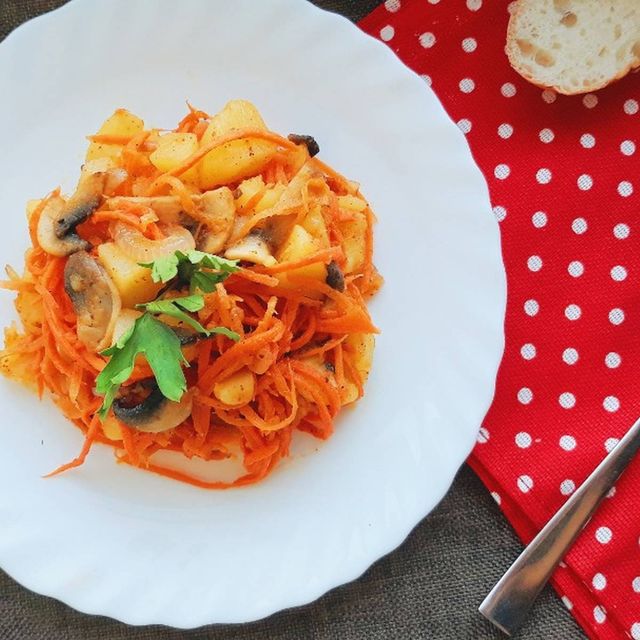 Легкі салати на Новий рік 2025: смачні рецепти з фото - фото 375916