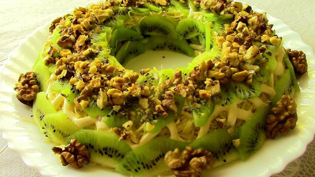 Легкі салати на Новий рік 2025: смачні рецепти з фото - фото 375920