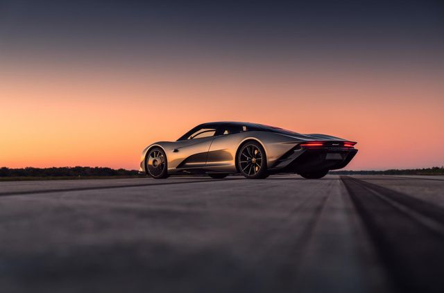 Супергібрид McLaren Speedtail 30 разів поспіль розігнали до 403 км/год - фото 375960