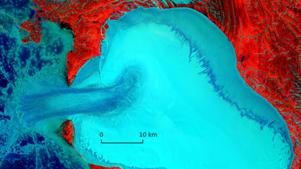 Гігантський льодовик безупинно стікає в океан: відео - фото 1