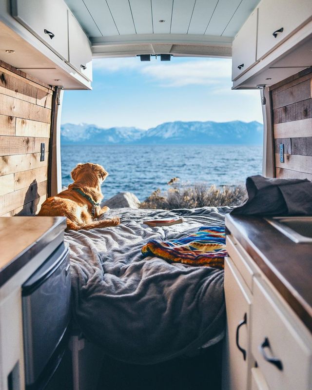 Дівчина кинула роботу заради подорожей в фургоні: ефектні кадри - фото 376043