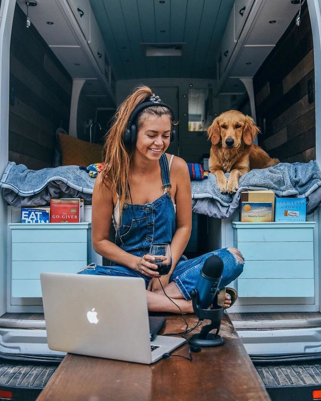 Дівчина кинула роботу заради подорожей в фургоні: ефектні кадри - фото 376045