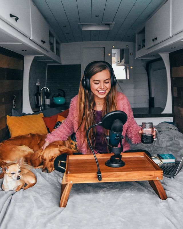 Дівчина кинула роботу заради подорожей в фургоні: ефектні кадри - фото 376048