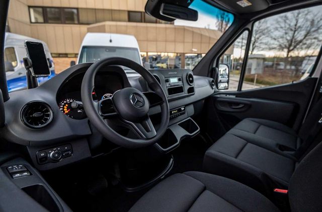 Mercedes-Benz представив електричну версію Sprinter - фото 376145