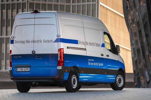 Mercedes-Benz представив електричну версію Sprinter - фото 376148
