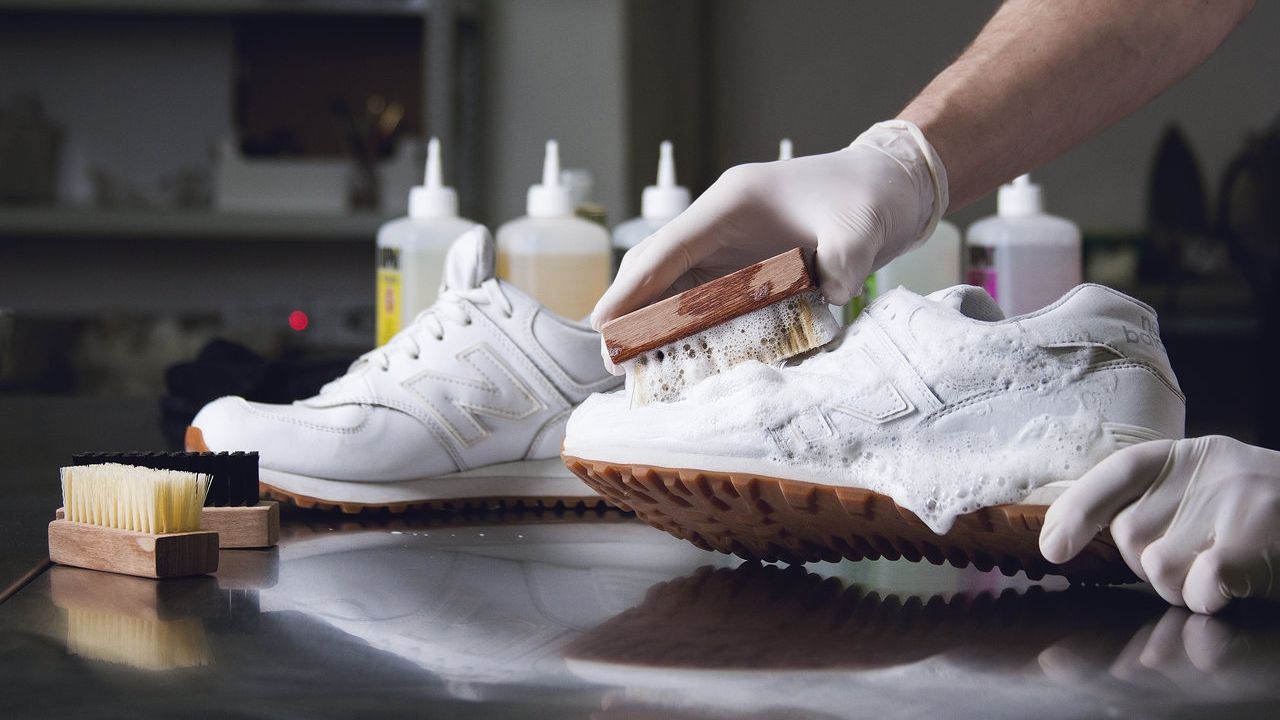Як відчистити білі кросівки - фото 1